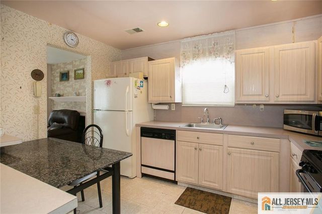 15 Clemmens Court, Edison, NJ 08820