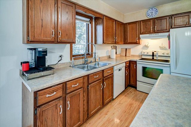 400 Old Indian Trail, Deforest, WI 53532