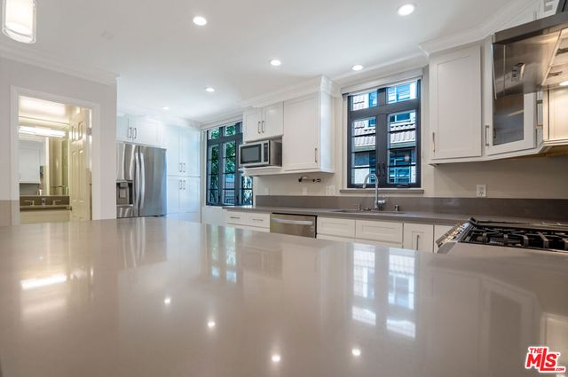 4368 W 8th Street 17, Los Angeles, CA 90005