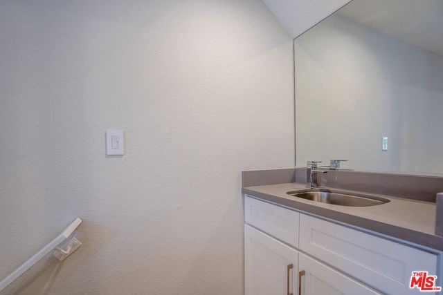 4368 W 8th Street 17, Los Angeles, CA 90005