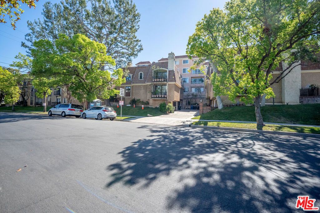 4368 W 8th Street 17, Los Angeles, CA 90005