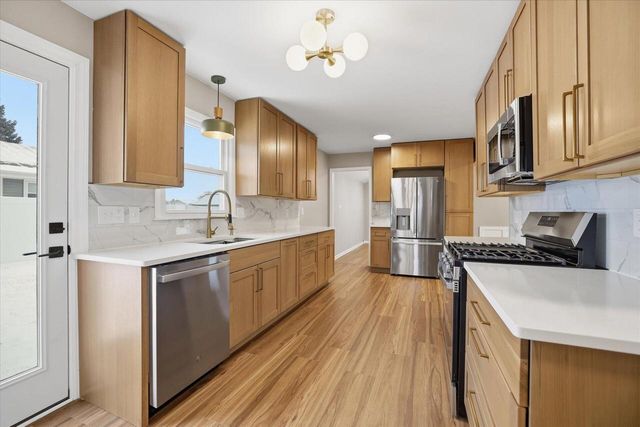 5801 W Allwood DRIVE, Franklin, WI 53132