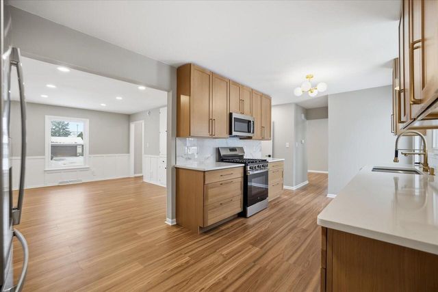 5801 W Allwood DRIVE, Franklin, WI 53132