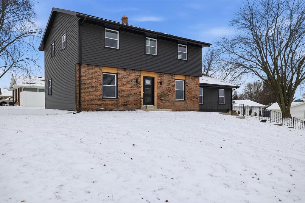 5801 W Allwood DRIVE, Franklin, WI 53132