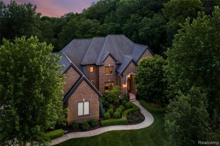 2761 Plum Creek Drive, Oakland, MI 48363