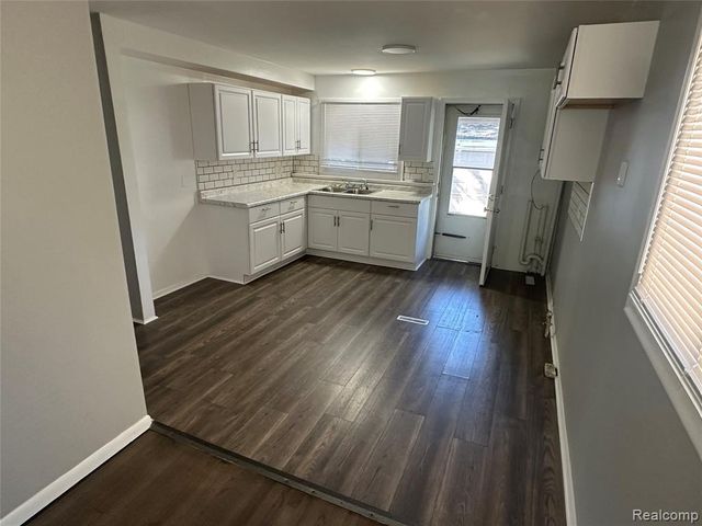 4640 Edgewood Street, Dearborn Heights, MI 48125