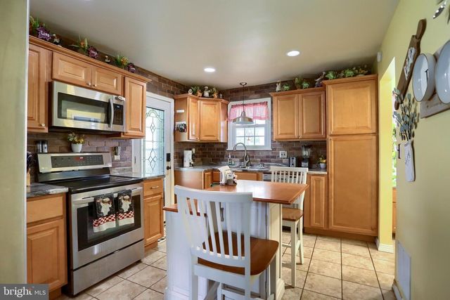 25 MAPLE AVE, Camp Hill, PA 17011
