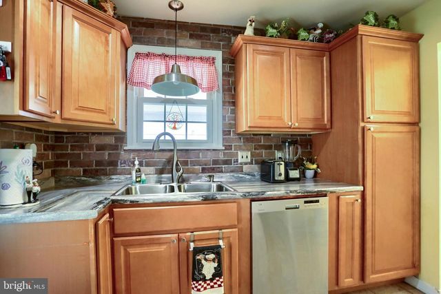 25 MAPLE AVE, Camp Hill, PA 17011