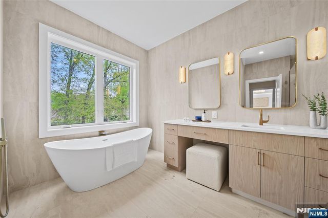 52 Congressional Parkway, Livingston, NJ 07039
