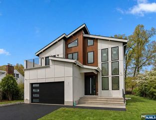 52 Congressional Parkway, Livingston, NJ 07039
