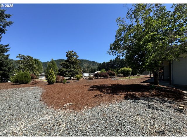 166 PEACOCK Ln, Myrtle Creek, OR 97457