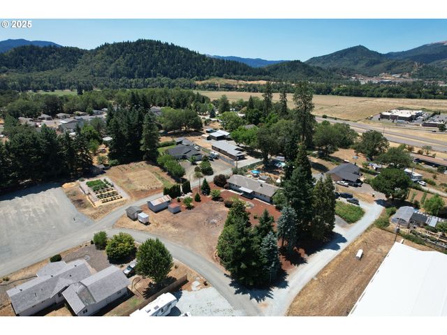 166 PEACOCK Ln, Myrtle Creek, OR 97457