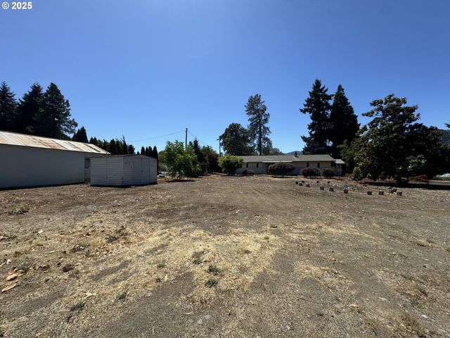 166 PEACOCK Ln, Myrtle Creek, OR 97457