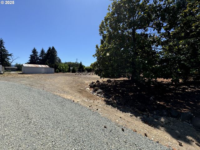 166 PEACOCK Ln, Myrtle Creek, OR 97457