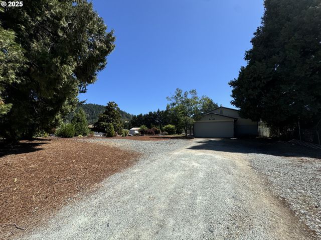 166 PEACOCK Ln, Myrtle Creek, OR 97457