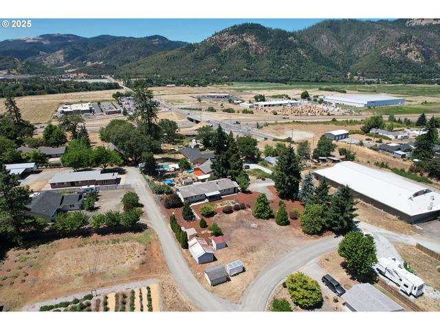 166 PEACOCK Ln, Myrtle Creek, OR 97457