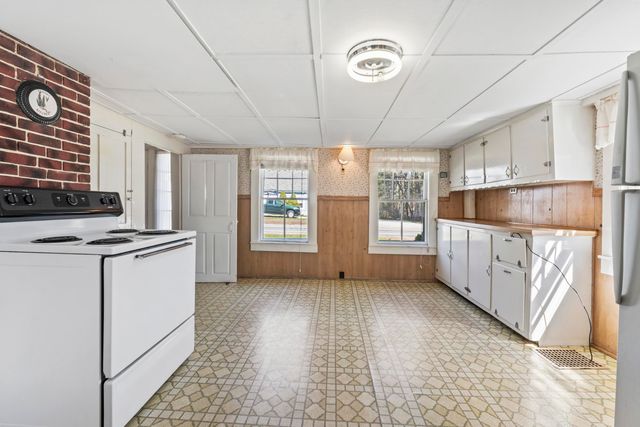 393 Wadleigh Falls Road, Newmarket, NH 03857