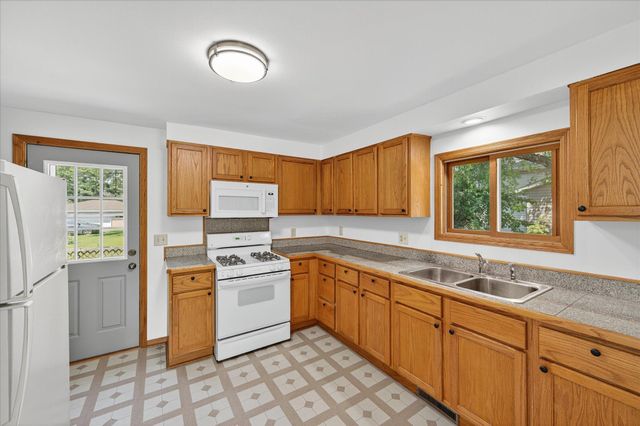 409 1st Street E, Chaska, MN 55318