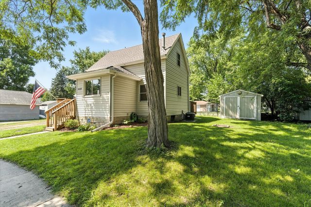 409 1st Street E, Chaska, MN 55318