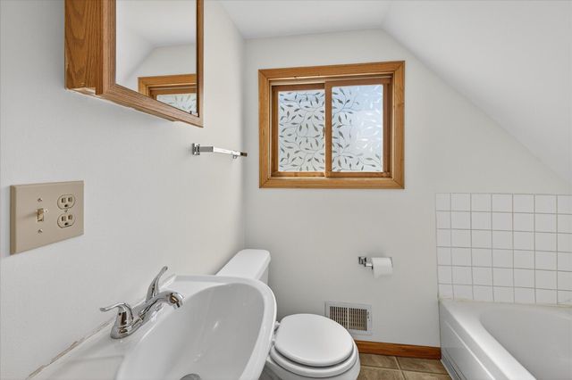 409 1st Street E, Chaska, MN 55318