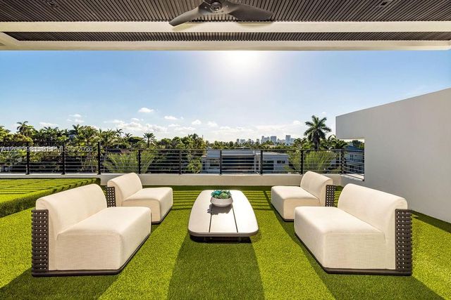 725 Poinciana Drive, Fort Lauderdale, FL 33301