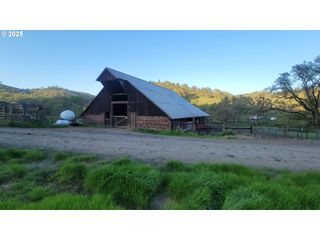955 KESTER Rd, Roseburg, OR 97470