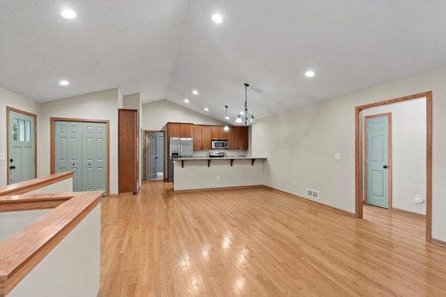 1158 Summit Avenue, Mahtomedi, MN 55115