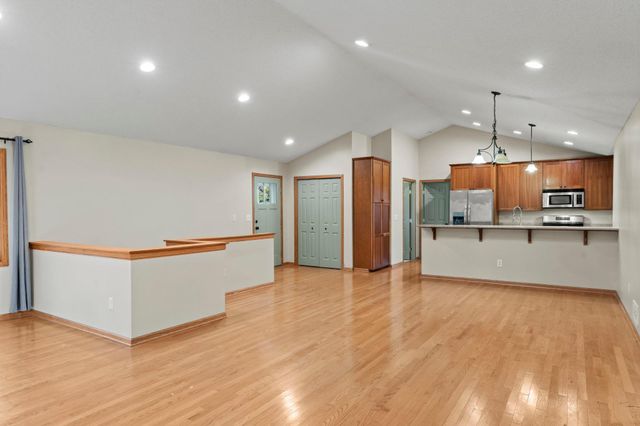 1158 Summit Avenue, Mahtomedi, MN 55115