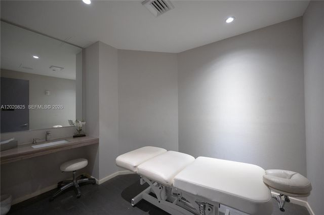 1300 Brickell Bay Dr 1601, Miami, FL 33131