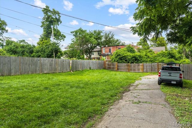 5829 Bartmer Avenue, St Louis, MO 63112