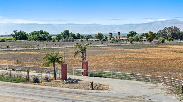 8661 Herring Road, Bakersfield, CA 93313