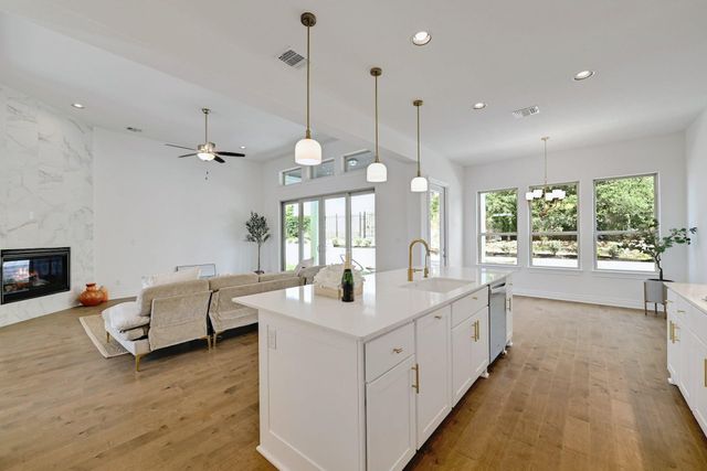 905 CRESTONE STREAM DR, Austin, TX 78738