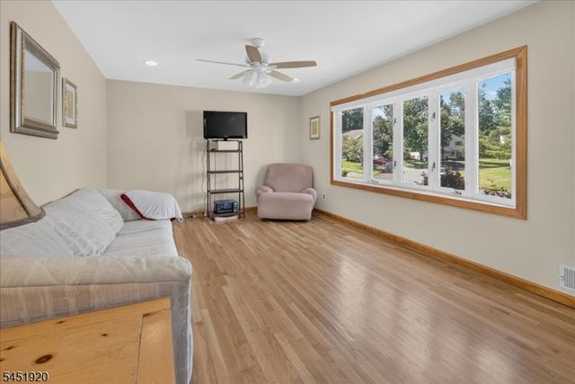 6 Dumont Round, Hillsborough Twp., NJ 08844