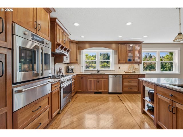 20300 Se HELZER Way, Damascus, OR 97089