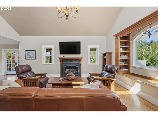 20300 Se HELZER Way, Damascus, OR 97089