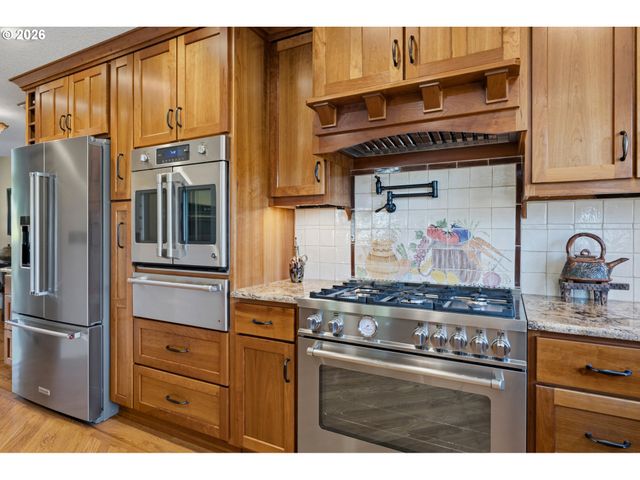 20300 Se HELZER Way, Damascus, OR 97089