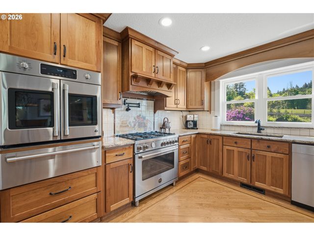 20300 Se HELZER Way, Damascus, OR 97089