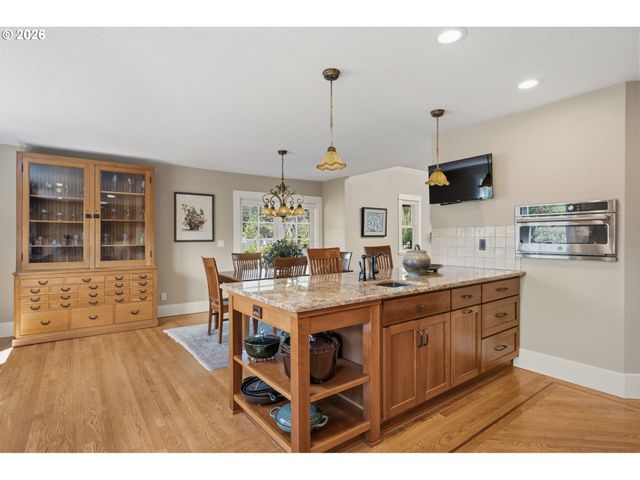 20300 Se HELZER Way, Damascus, OR 97089