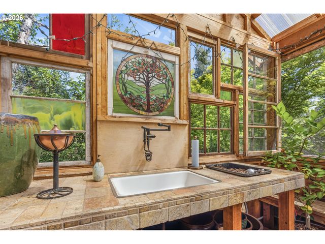 20300 Se HELZER Way, Damascus, OR 97089