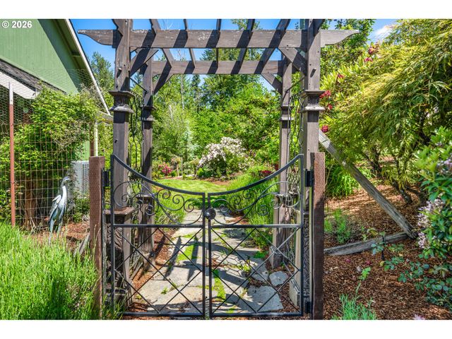 20300 Se HELZER Way, Damascus, OR 97089