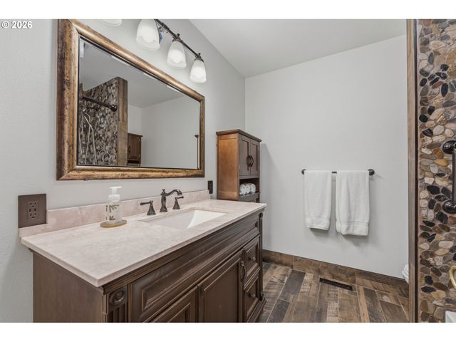 20300 Se HELZER Way, Damascus, OR 97089