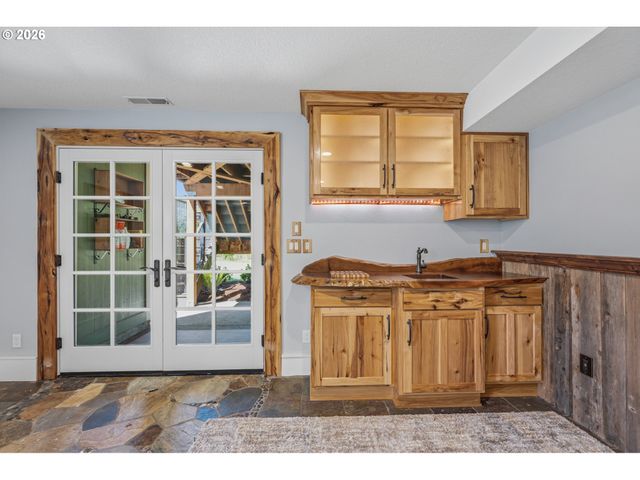 20300 Se HELZER Way, Damascus, OR 97089