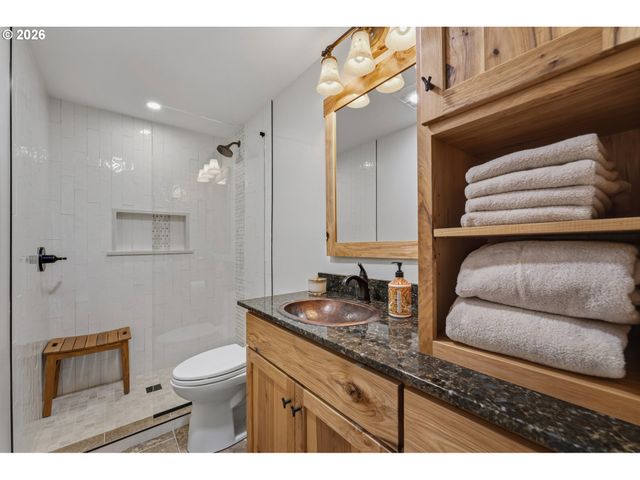 20300 Se HELZER Way, Damascus, OR 97089