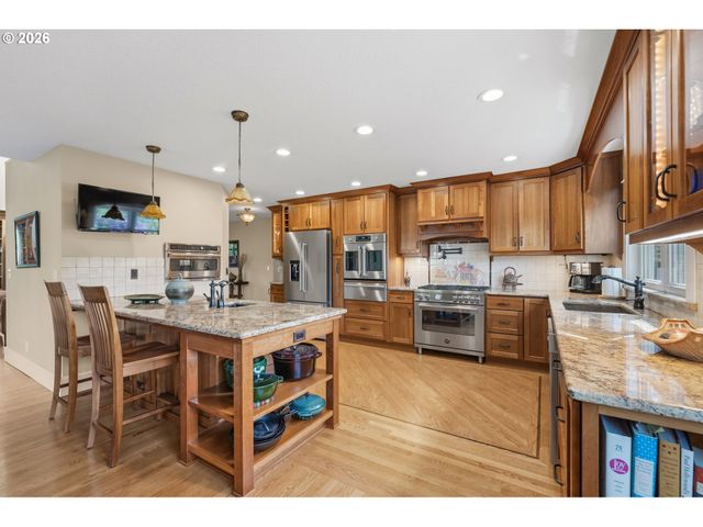 20300 Se HELZER Way, Damascus, OR 97089