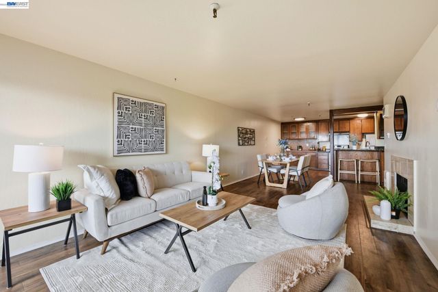 303 Adams St 301, Oakland, CA 94610