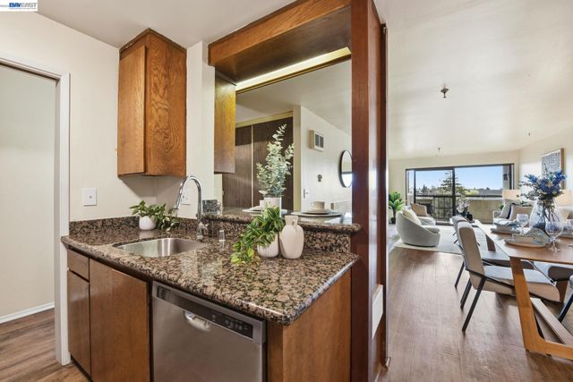 303 Adams St 301, Oakland, CA 94610