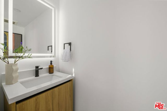 5841 David Avenue, Los Angeles, CA 90034