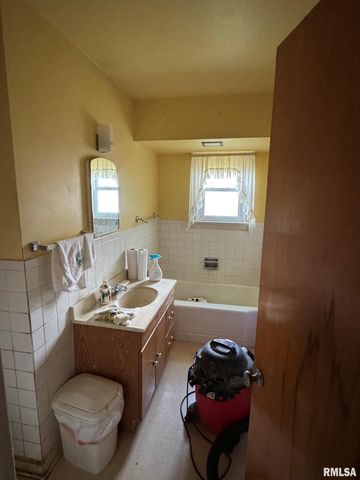 154 N STEWART Street, Creve Coeur, IL 61610