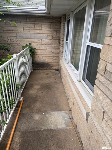 154 N STEWART Street, Creve Coeur, IL 61610