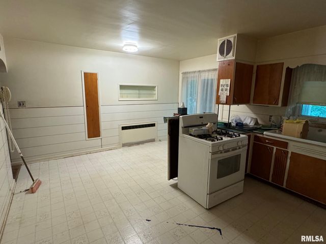 154 N STEWART Street, Creve Coeur, IL 61610